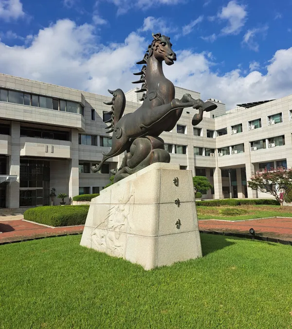 파일:한국체육대학교 천마상.jpg