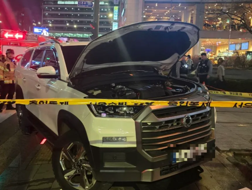 파일:홍대입구역 음주운전 차량 인도 돌진 사고 현장 사진.png