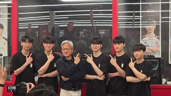 파일:젠슨 황 X T1.jpg