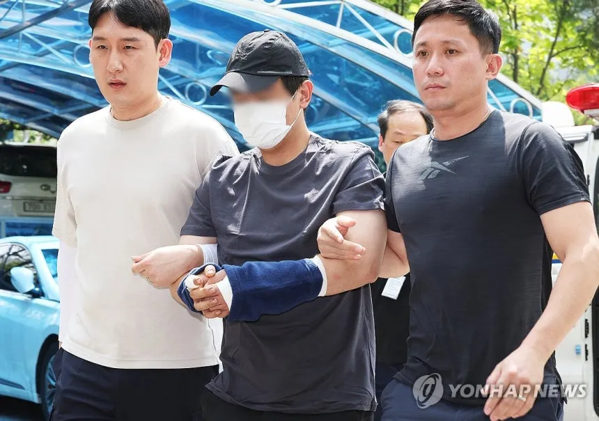 파일:용인 오피스텔 살인 사건 피의자가 압송되는 모습.jpg