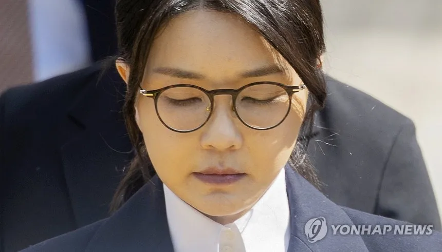 파일:김건희 영장실질심사 마치고 나오는 모습.jpg