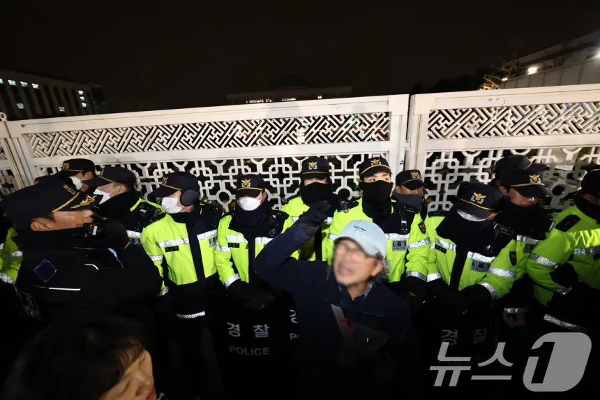 파일:비상계엄령 선포로 출입이 통제된 국회.jpg