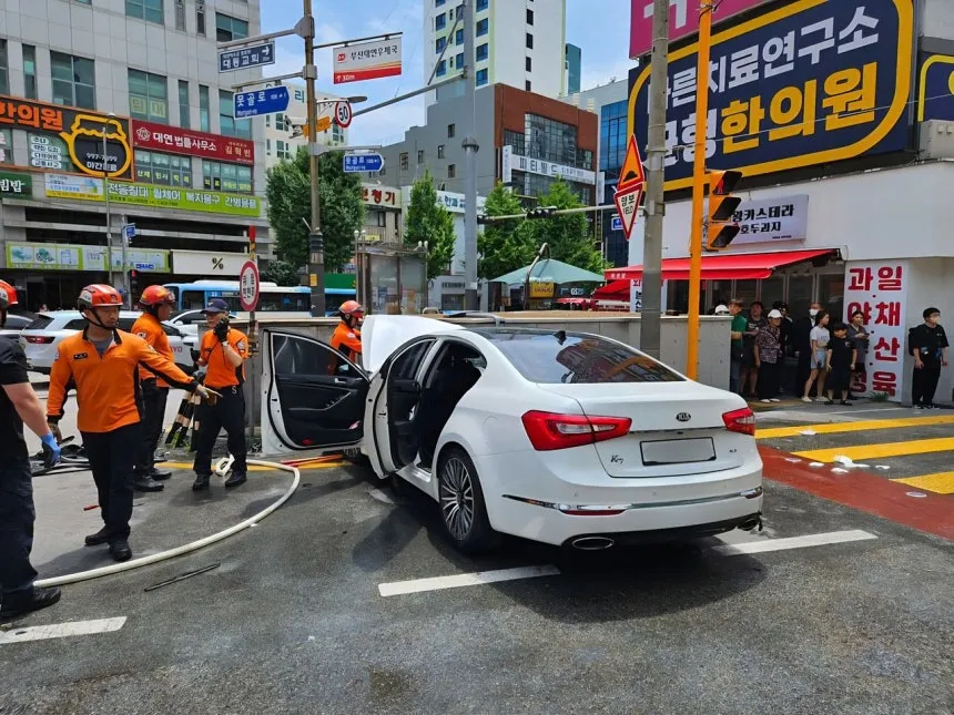 파일:부산 승용차 인도 돌진 사고 현장 사진.jpg