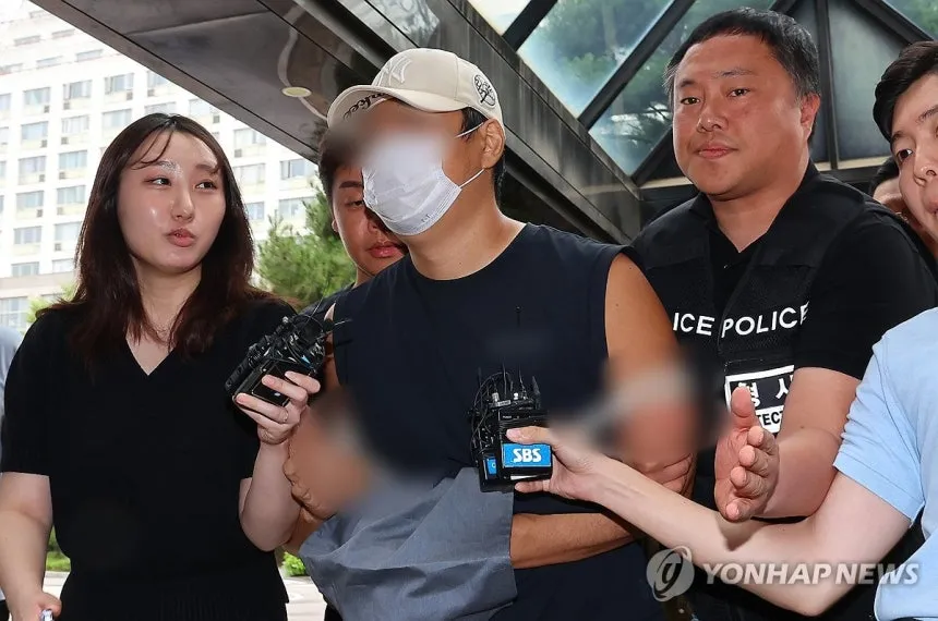 파일:하성면 단독주택 존속 살해 사건 피의자 구속심사 출석.jpg