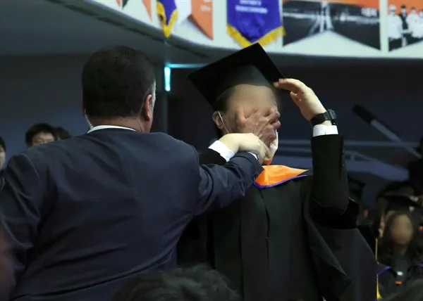 파일:한국과학기술원/졸업식 윤석열 대통령의 축사 장면중 입틀막 사건 발생 사진.jpg
