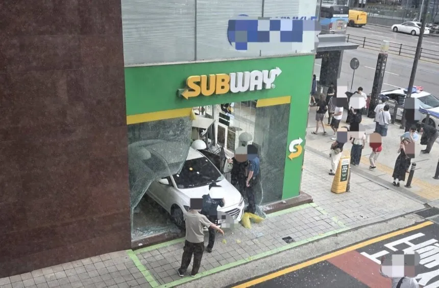 파일:서울 서초구 반포동에 위치한 서브웨이 사고 현장 모습.jpg